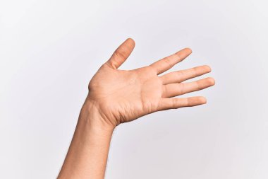 İzole edilmiş beyaz arka plan üzerinde parmaklarını gösteren beyaz bir adam. Avuç içi açık bir şekilde yardım ve destek için uzanıyor.