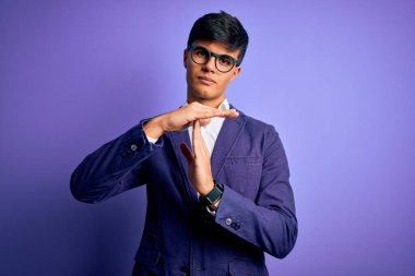 Ceket ve gözlük takan yakışıklı genç bir iş adamı. Mor bir geçmişi var. Elleriyle, hayal kırıklığına uğramış ve ciddi bir yüz ifadesi sergiliyor.