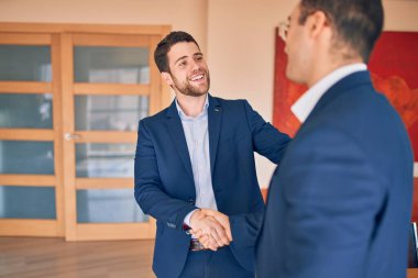 Avukatlar hukuk bürosunda toplanıyor. İş yerinde finans üzerinde çalışan profesyonel yönetici ortaklar stratejik olarak çalışıyor. Başarılı bir anlaşma için el sıkışmak.