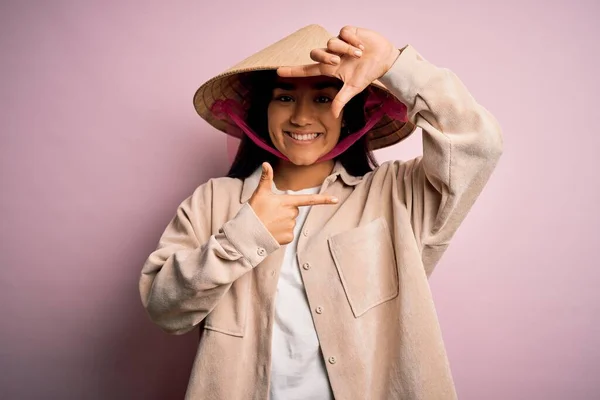 Jonge Mooie Vrouw Met Traditionele Conische Aziatische Hoed Geïsoleerde Roze — Stockfoto