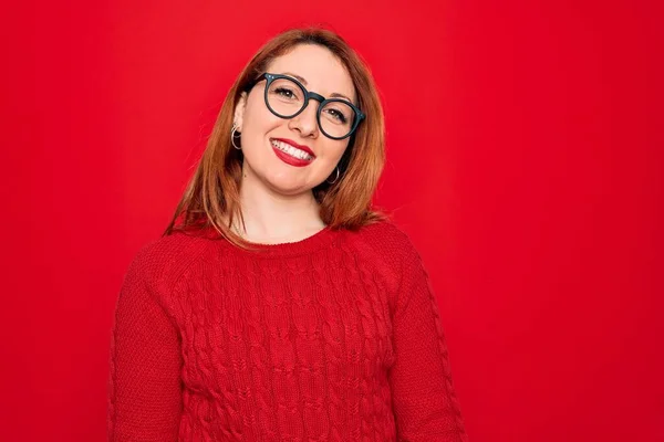 Genç Güzel Kızıl Saçlı Bir Kadın Kırmızı Arka Planda Gözlüklü — Stok fotoğraf