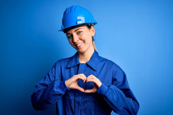 파란색 아름다운 근로자 헬멧을 손으로 심장의 모양을 좋아하며 있습니다 낭만적 — 스톡 사진