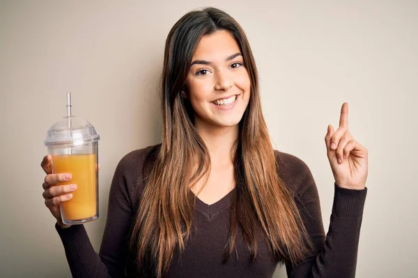 Ung Vacker Flicka Dricka Glas Frisk Apelsinjuice Över Isolerad Vit — Stockfoto