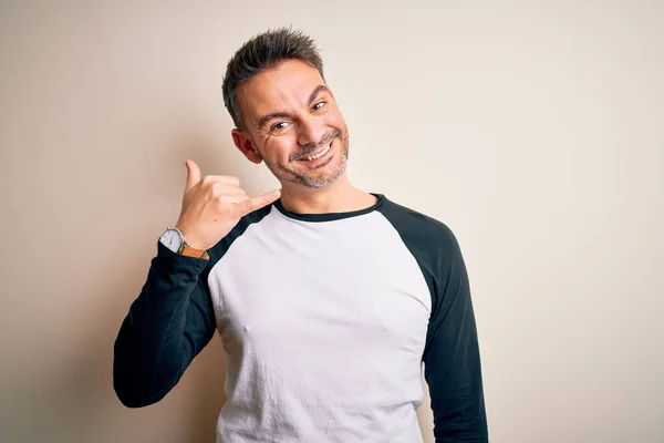 Homem Bonito Jovem Vestindo Camiseta Casual Sobre Fundo Branco Isolado — Fotografia de Stock