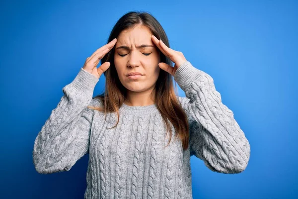 Vacker Ung Kvinna Bär Casual Ull Tröja Stående Över Blå — Stockfoto