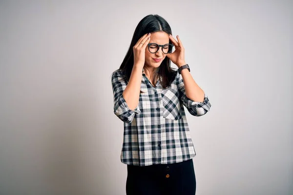 Mujer Morena Joven Con Ojos Azules Vistiendo Camisa Casual Gafas — Foto de Stock