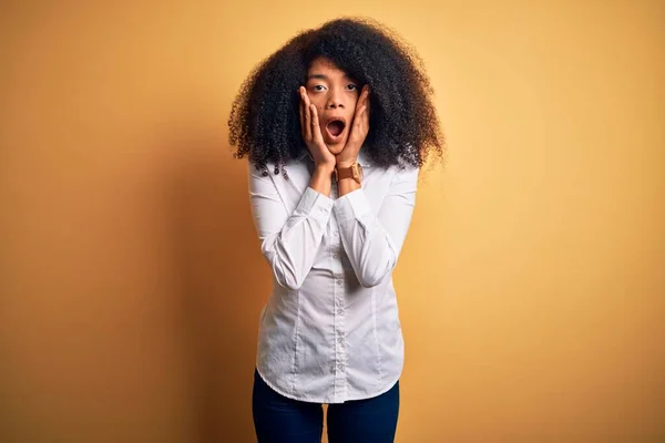 Młoda Piękna Afrykańska Elegancka Kobieta Afro Włosami Stojąca Nad Żółtym — Zdjęcie stockowe