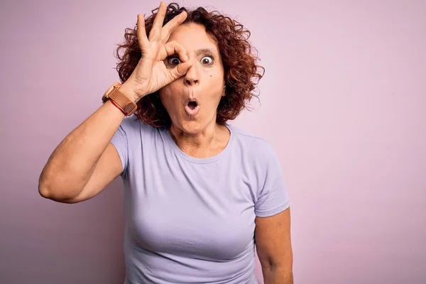 Middle Age Beautiful Curly Hair Woman Wearing Casual Shirt Isolated — Stock Photo, Image