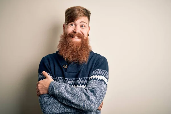 Красивый Ирландский Рыжий Мужчина Бородой Зимнем Свитере Изолированном Фоне Счастливое — стоковое фото