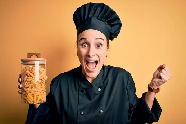 Jovem Bela Chef Mulher Vestindo Panela Uniforme Segurando Jar Com — Fotografia de Stock