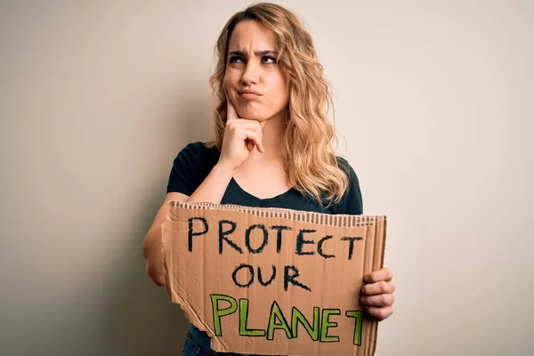 Молодая Активистка Женщина Просит Окружающую Среду Держа Баннер Защитой Планеты — стоковое фото