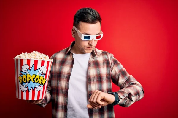 Junger Gutaussehender Kaukasischer Mann Mit Filmbrille Und Popcorn Essen Entspannt — Stockfoto