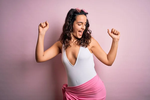 Mulher Bonita Com Cabelo Encaracolado Férias Vestindo Maiô Branco Sobre — Fotografia de Stock