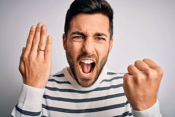 Hombre Guapo Con Barba Mostrando Alianza Anillo Matrimonio Dedo Sobre —  Fotos de Stock