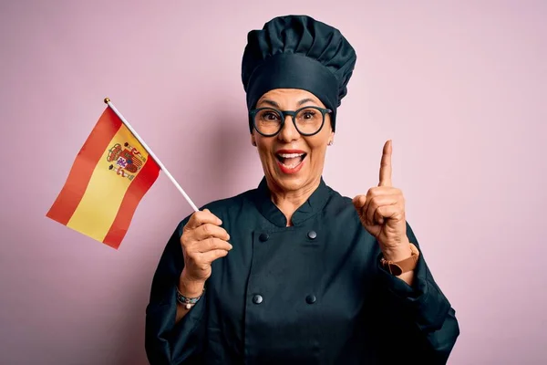 中年爱国女厨师身穿炊事服 头戴西班牙西班牙色彩旗 满脸喜形于色 满腹牢骚 满腹牢骚 — 图库照片