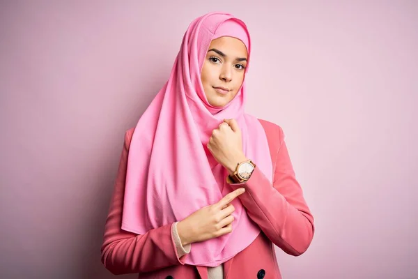 Junges Schönes Mädchen Mit Muslimischem Hijab Das Vor Isoliertem Rosa — Stockfoto