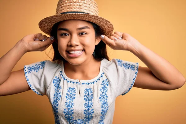 Jong Mooi Aziatisch Meisje Dragen Casual Shirt Hoed Staan Gele — Stockfoto