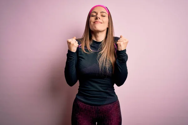 Joven Mujer Rubia Fitness Usando Ropa Entrenamiento Deportivo Sobre Fondo —  Fotos de Stock