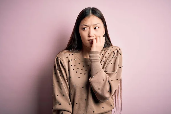 Jovem Bela Mulher Asiática Vestindo Moda Camisola Elegante Sobre Rosa — Fotografia de Stock