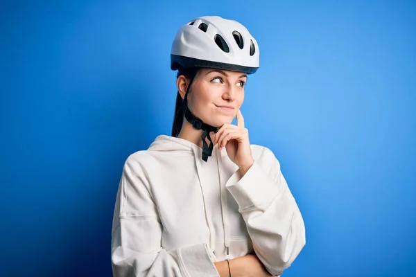 Junge Schöne Rothaarige Radfahrerin Mit Fahrradhelm Über Isoliertem Blauem Hintergrund — Stockfoto