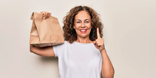 Žena Středního Věku Drží Doručit Papírový Sáček Odnést Jídlo Přes — Stock fotografie