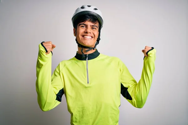 Młody Przystojny Rowerzysta Noszący Kask Ochronny Białym Tle Świętujący Sukces — Zdjęcie stockowe