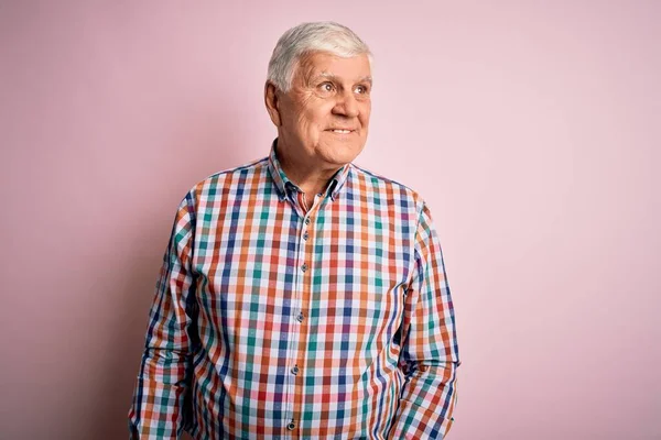 Senior Pohledný Chraptivý Muž Neformální Barevné Košili Přes Izolované Růžové — Stock fotografie