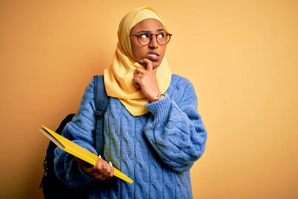 Giovane Studentessa Afroamericana Con Hijab Musulmano Zaino Mano Libro Pensando — Foto Stock