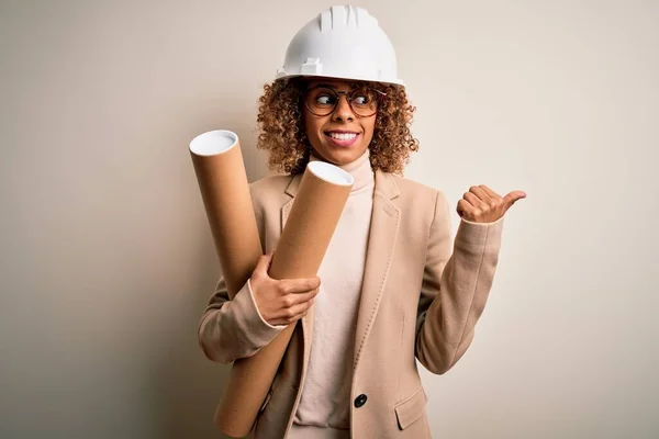 Afrykański Amerykański Kręcony Architekt Kobieta Kasku Bezpieczeństwa Okulary Trzymając Plany — Zdjęcie stockowe