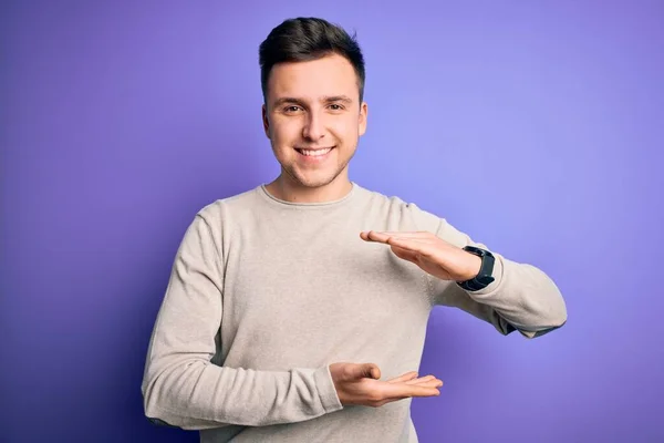 Joven Hombre Caucásico Guapo Usando Suéter Casual Sobre Fondo Aislado — Foto de Stock