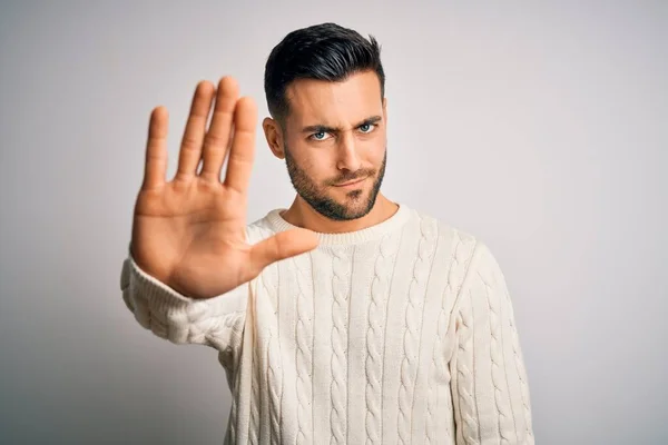 Jovem Homem Bonito Vestindo Camisola Casual Sobre Fundo Branco Isolado — Fotografia de Stock