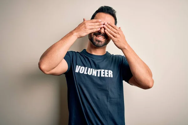 Homem Bonito Com Barba Vestindo Camiseta Com Mensagem Voluntária Sobre — Fotografia de Stock