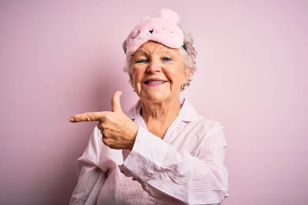 Senior Bella Donna Indossa Maschera Del Sonno Pigiama Sfondo Rosa — Foto Stock