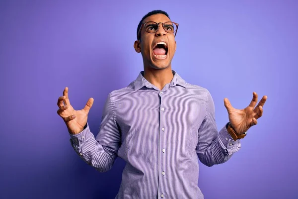 Przystojny Afroamerykanin Pasiastej Koszuli Okularach Fioletowym Tle Szalony Szalony Krzyczący — Zdjęcie stockowe