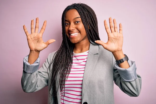 Ung Afrikansk Amerikansk Affärskvinna Står Över Rosa Isolerad Bakgrund Visar — Stockfoto