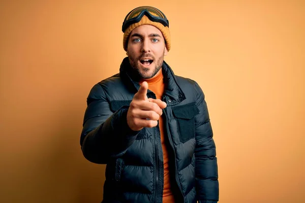 Young Handsome Skier Man Beard Wearing Snow Sportswear Ski Goggles — Stock Photo, Image