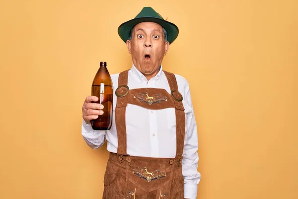 Старший Седовласый Мужчина Немецком Традиционном Костюме Октоберфест Пьет Бутылку Пива — стоковое фото