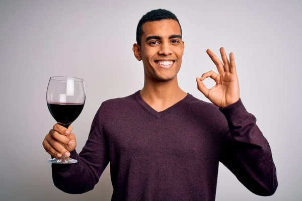 ハンサムなアフリカ系アメリカ人ソムリエ男性テイスティンググラスの赤ワイン白を背景にしています — ストック写真