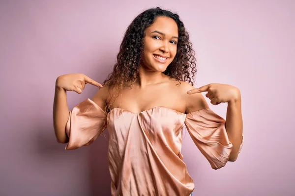 Young Beautiful Woman Curly Hair Wearing Casual Shirt Standing Pink — Stock Photo, Image