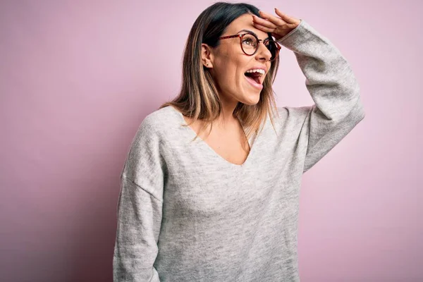 Giovane Bella Donna Bruna Indossa Maglione Casual Occhiali Sfondo Rosa — Foto Stock