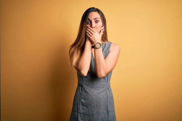 Mulher Loira Bonita Nova Com Olhos Azuis Vestindo Vestido Sobre — Fotografia de Stock