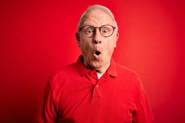 Siwy Starszy Mężczyzna Okularach Luźnej Koszulce Czerwonym Tle Przerażony Zszokowany — Zdjęcie stockowe