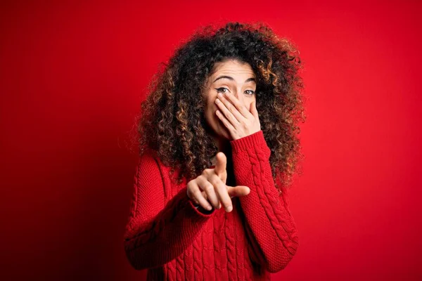 Junge Schöne Frau Mit Lockigem Haar Und Piercing Lässigem Roten — Stockfoto