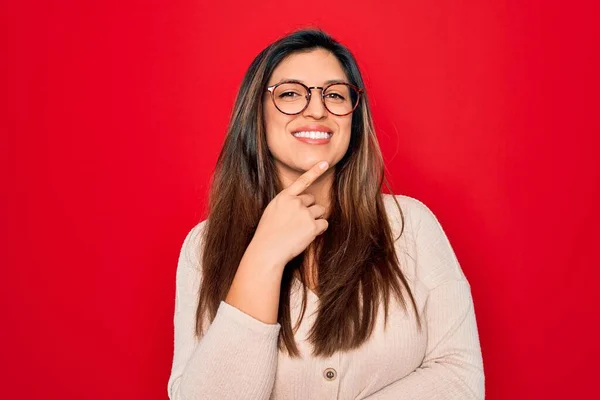 Νεαρή Ισπανόφωνη Έξυπνη Γυναίκα Γυαλιά Που Στέκεται Πάνω Από Κόκκινο — Φωτογραφία Αρχείου