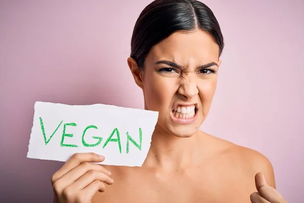 Joven Chica Hermosa Sosteniendo Papel Con Mensaje Vegano Sobre Fondo —  Fotos de Stock