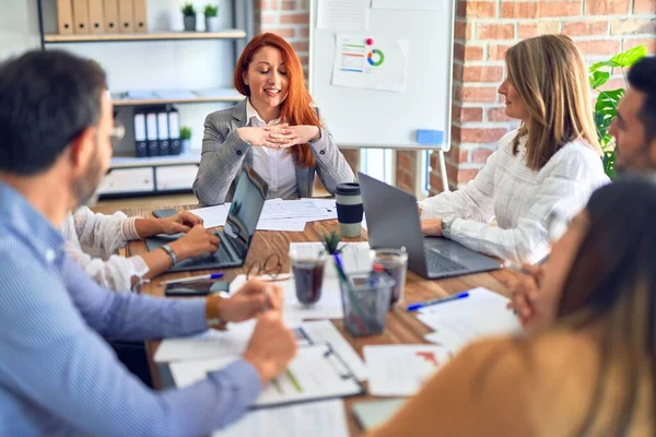 Grupp Företagsarbetare Som Arbetar Tillsammans Sitter Skrivbordet Med Hjälp Laptop — Stockfoto