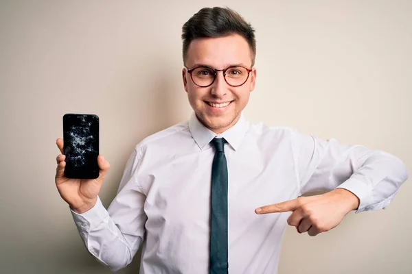 Ung Stilig Kaukasisk Man Som Håller Smartphone Med Bruten Skärm — Stockfoto