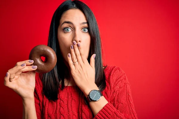 Νεαρή Μελαχρινή Γυναίκα Μπλε Μάτια Τρώει Ντόνατ Σοκολάτας Πάνω Από — Φωτογραφία Αρχείου