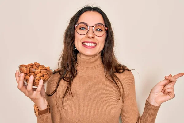 Vacker Kvinna Med Blå Ögon Hålla Skål Med Friska Mandel — Stockfoto