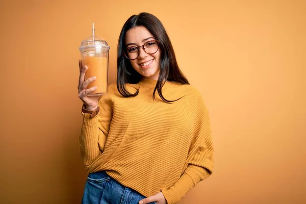 Giovane Donna Bruna Che Beve Succo Arancia Fresco Dalla Bottiglia — Foto Stock